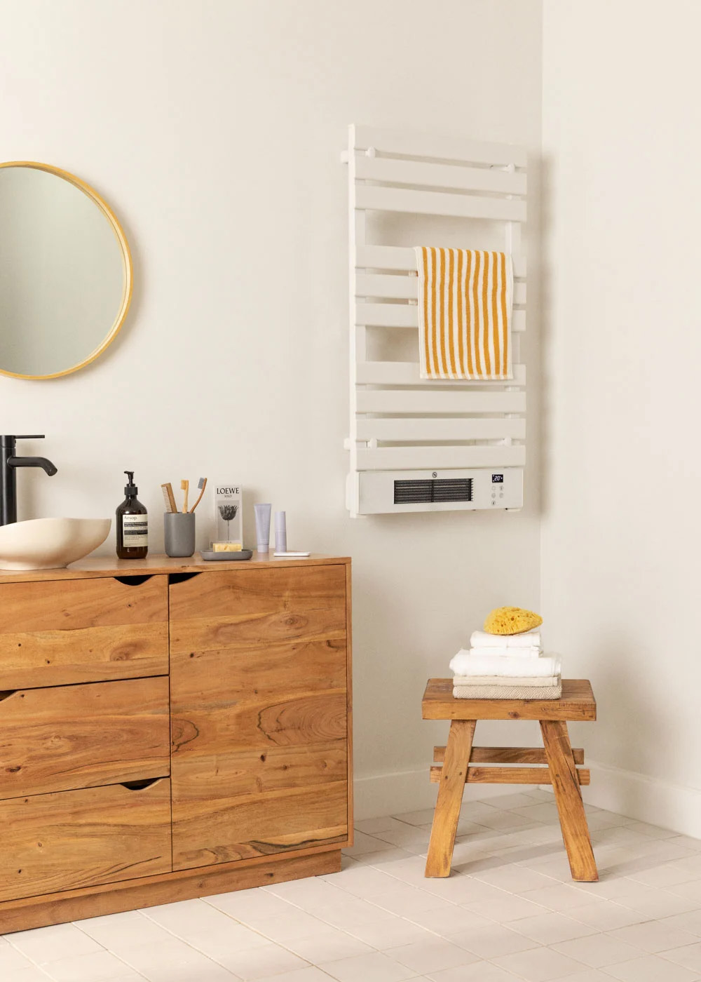 Smart electric towel rail with dual-heating system: 2000W PTC fan and aluminum bars.