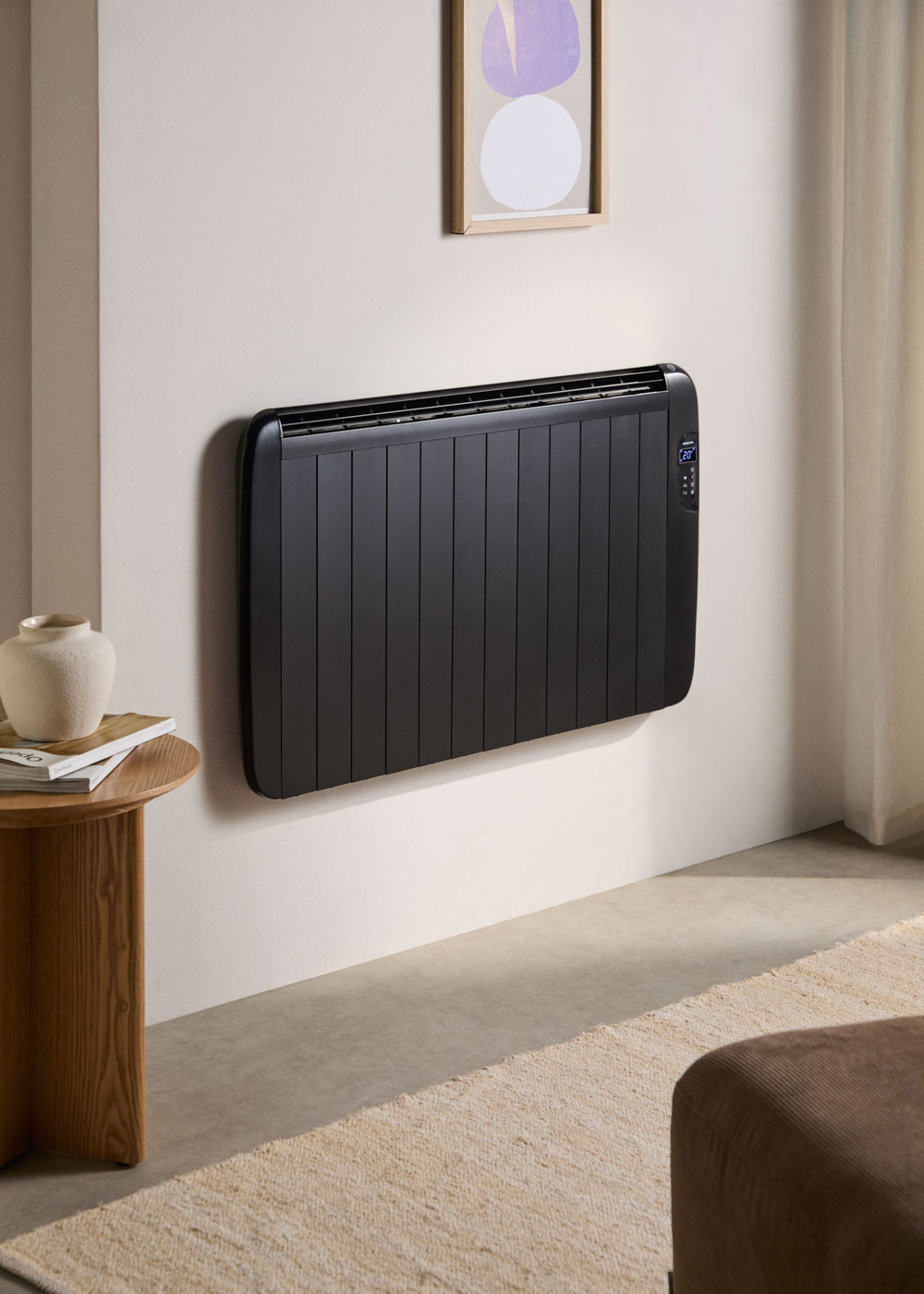 Digital thermostat convection heater with precise 5-40°C temperature setting and LED screen.